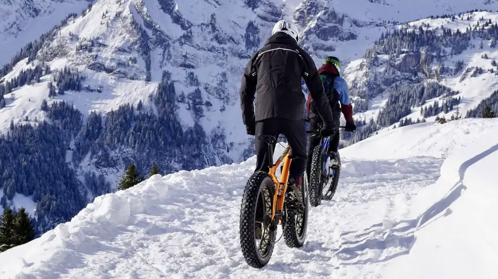 Snow Mountain Bike and wearing winter cycling gloves