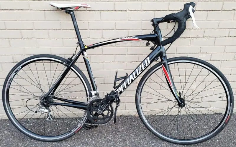 Specialized Allez Sport 56cm against white wall