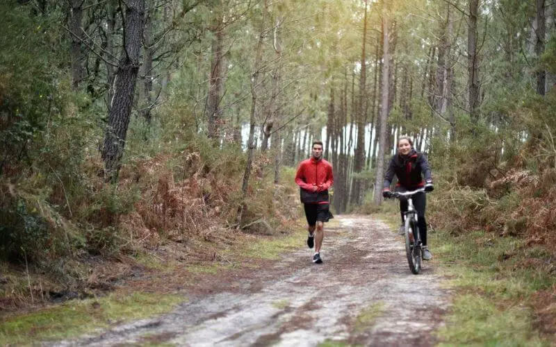 Woman MTB and man running