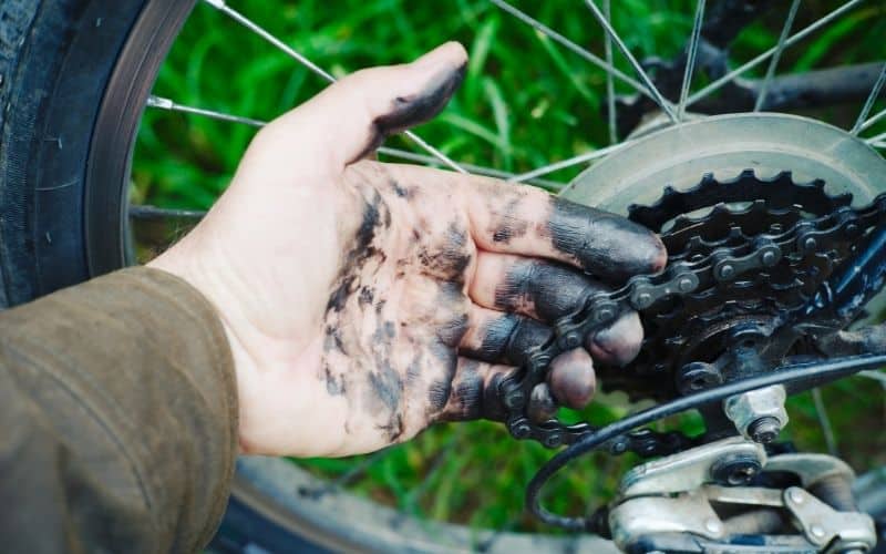 Dirty hands bike chain