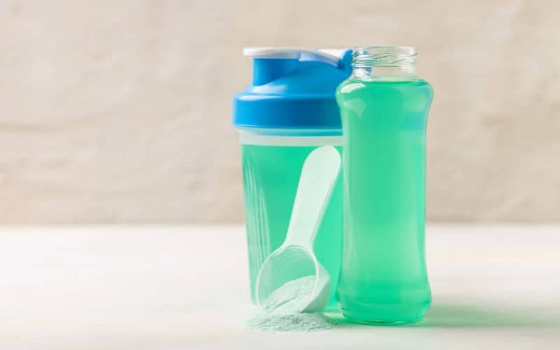 Sports drink with shaker and powder